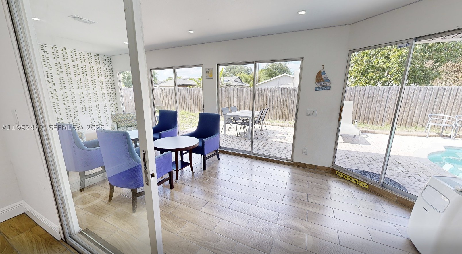 UNIVERSITY SHORES - Residential