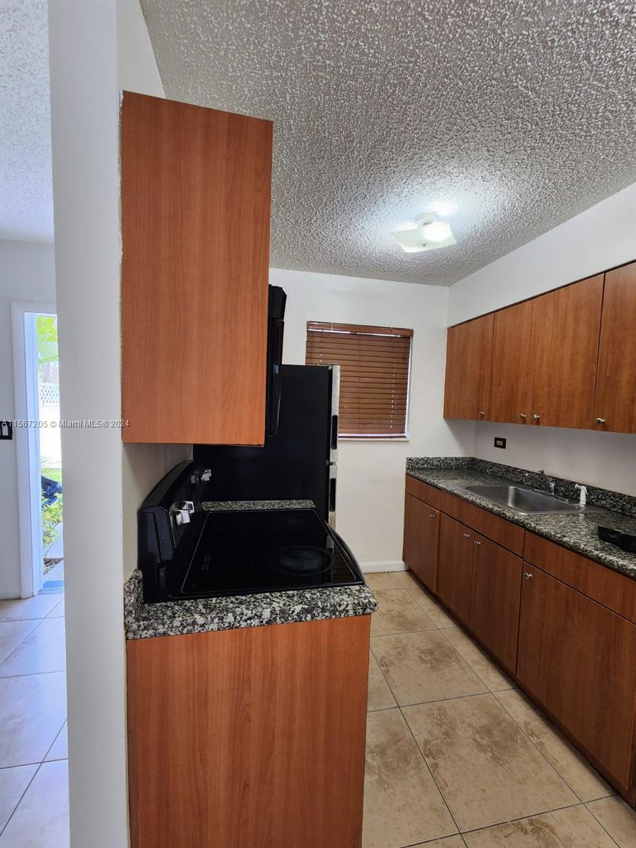 932 MOFFETT CONDO - Residential Lease