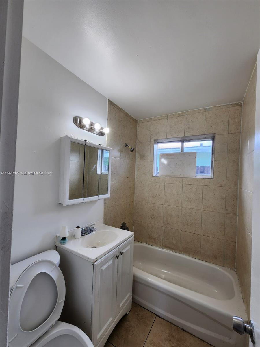 932 MOFFETT CONDO - Residential Lease