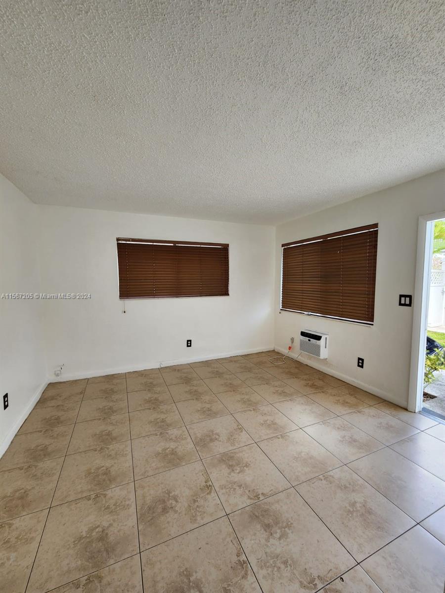 932 MOFFETT CONDO - Residential Lease