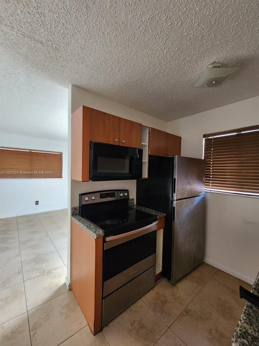 932 MOFFETT CONDO - Residential Lease
