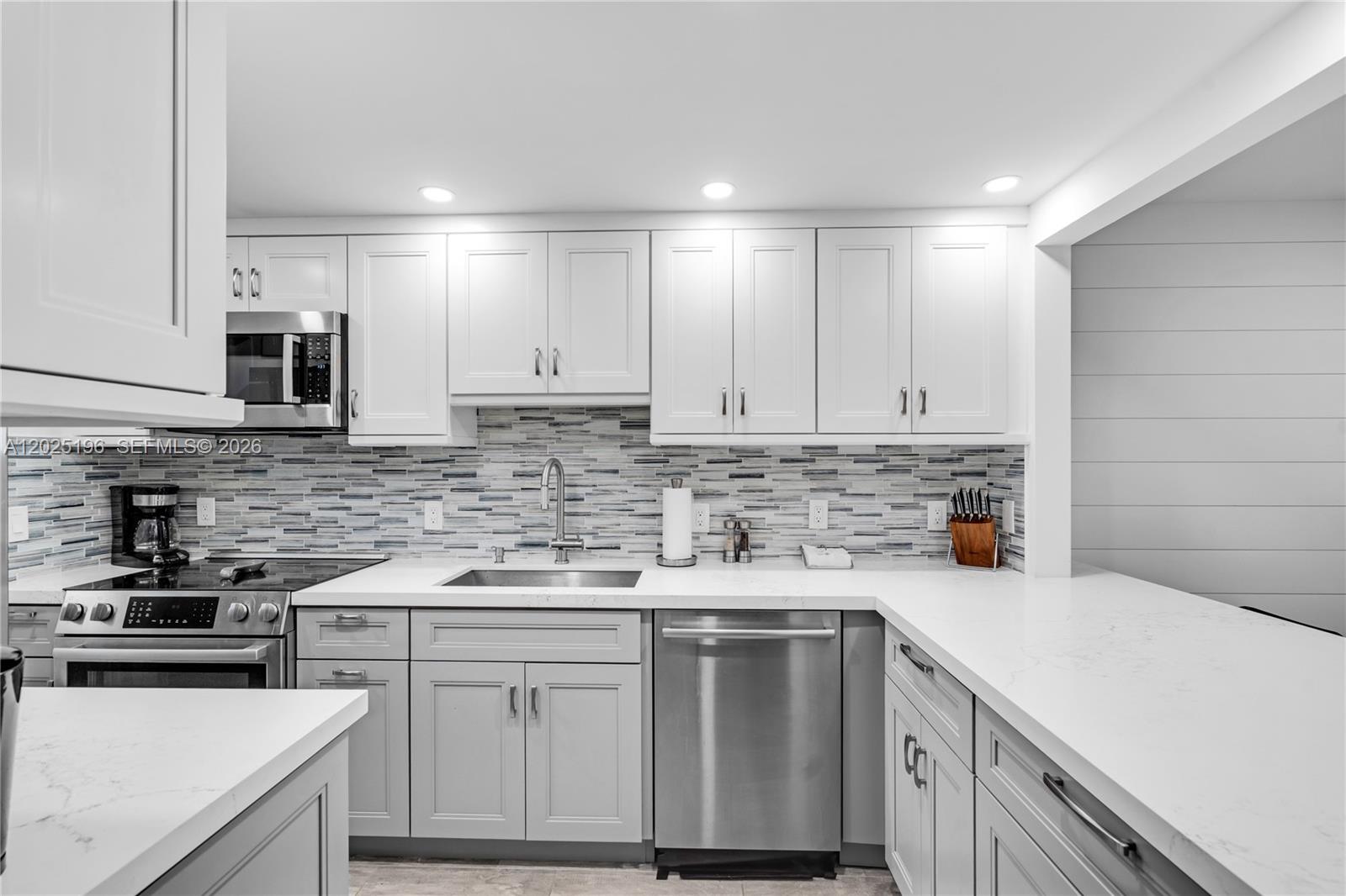 LIGHTHOUSE POINT PLAZA CO - Residential Lease