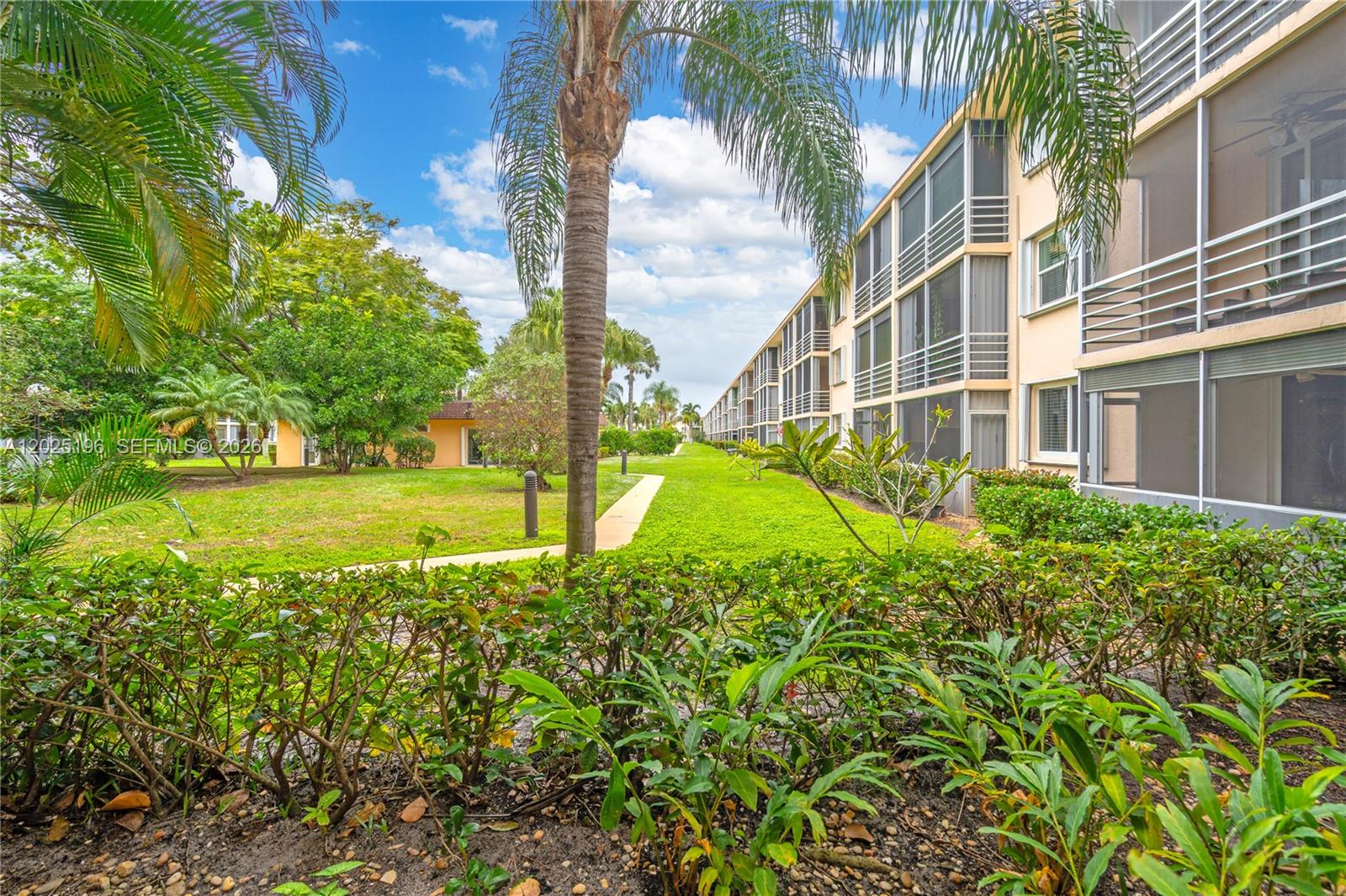 LIGHTHOUSE POINT PLAZA CO - Residential Lease
