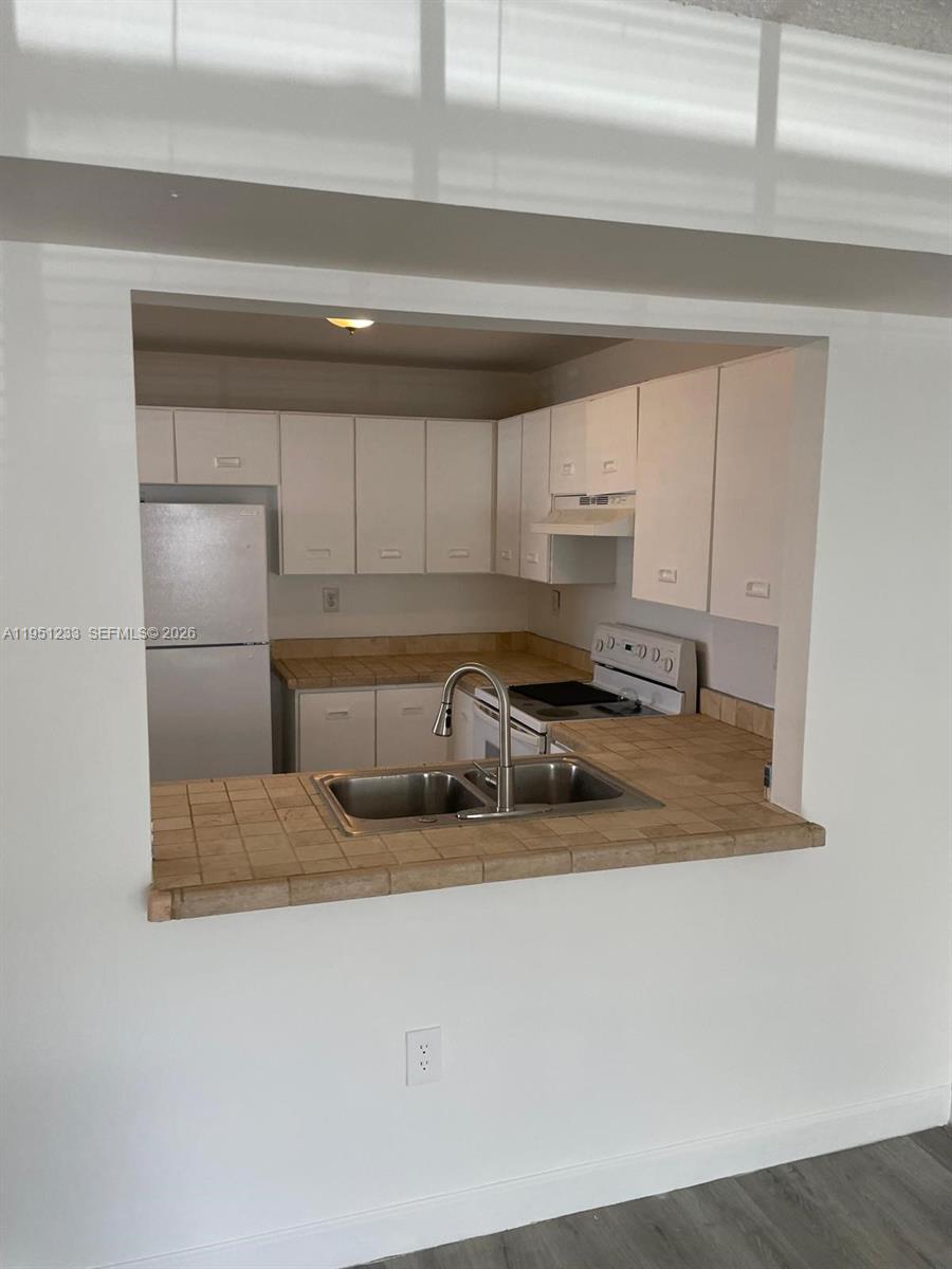 MONTEREY VILLAGE-TWO COND - Residential