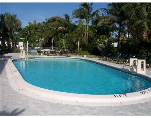 SEVENTEENTH GREEN CONDO - Residential