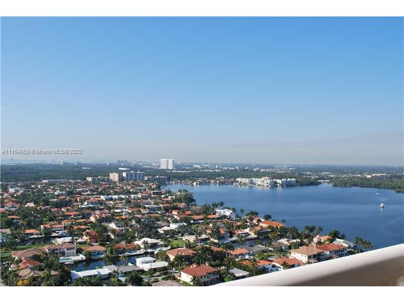 VERY LARGE 2 BDRM + DEN. 3 FULL BATHROOM UNIT. DEN HAS DOORS FOR 3RD BEDROOM. 270 DEGREE VIEW OF EAST NORTH & SOUTH AND BALCONIES ON BOTH SIDES OF THE FLOW THRU HOME. MARBLE IN THE LIVING AREAS, CARPET IN BEDROOMS. SEPARATE FORMAL LIVING AND DINING AREAS. EAT-IN KITCHEN. LIVE IN PRESTIGIOUS WILLIAMS ISLAND WITH FULL AMENITIES: 16 TENNIS COURTS, 3 RESTAURANTS, STARBUCKS, BRAND NEW STATE OF THE ART SPA, MARINA, WALK/JOG PATH, KIDS PLAYGROUND, COURTESY BUS, WALK TO WILLIAMS ISLAND SYNAGOGUE . A+ AVENTURA SCHOOLS......OPPORTUNITY TO RENOVATE THIS ORIGINAL UNIT AND MAKE YOUR OWN HOME....
