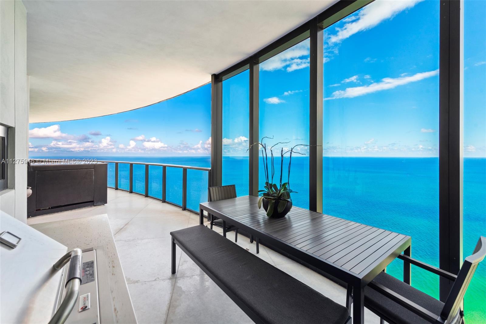 PORSCHE DESIGN TOWER - Residential