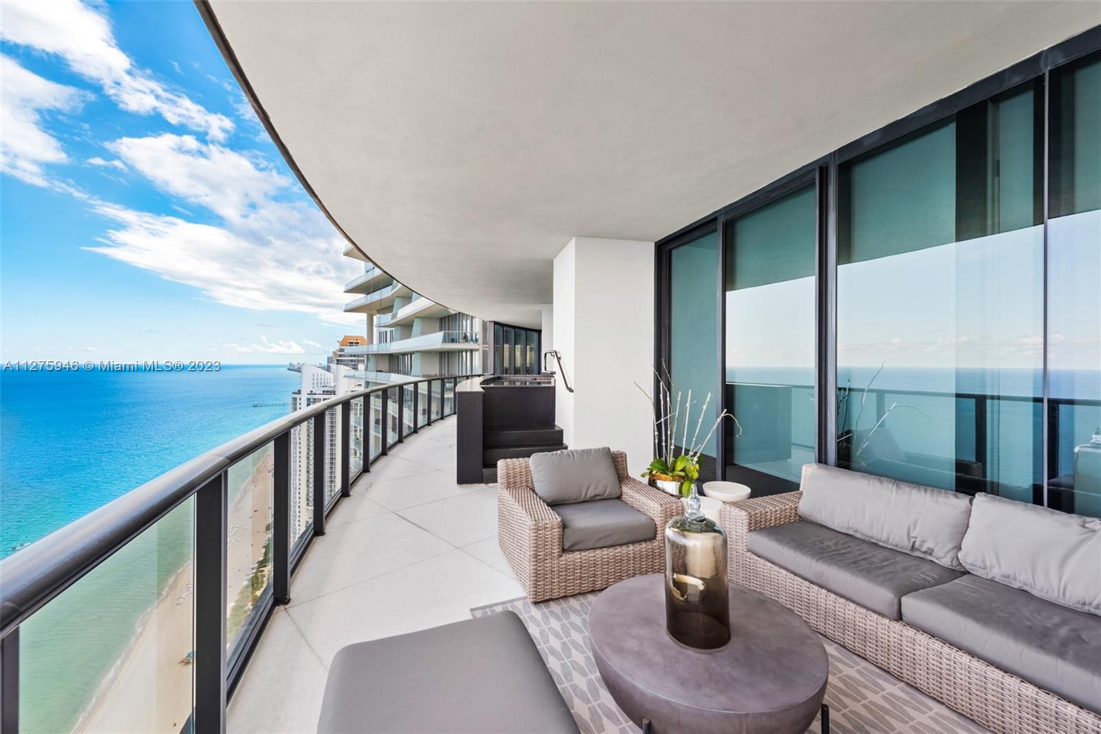 PORSCHE DESIGN TOWER - Residential