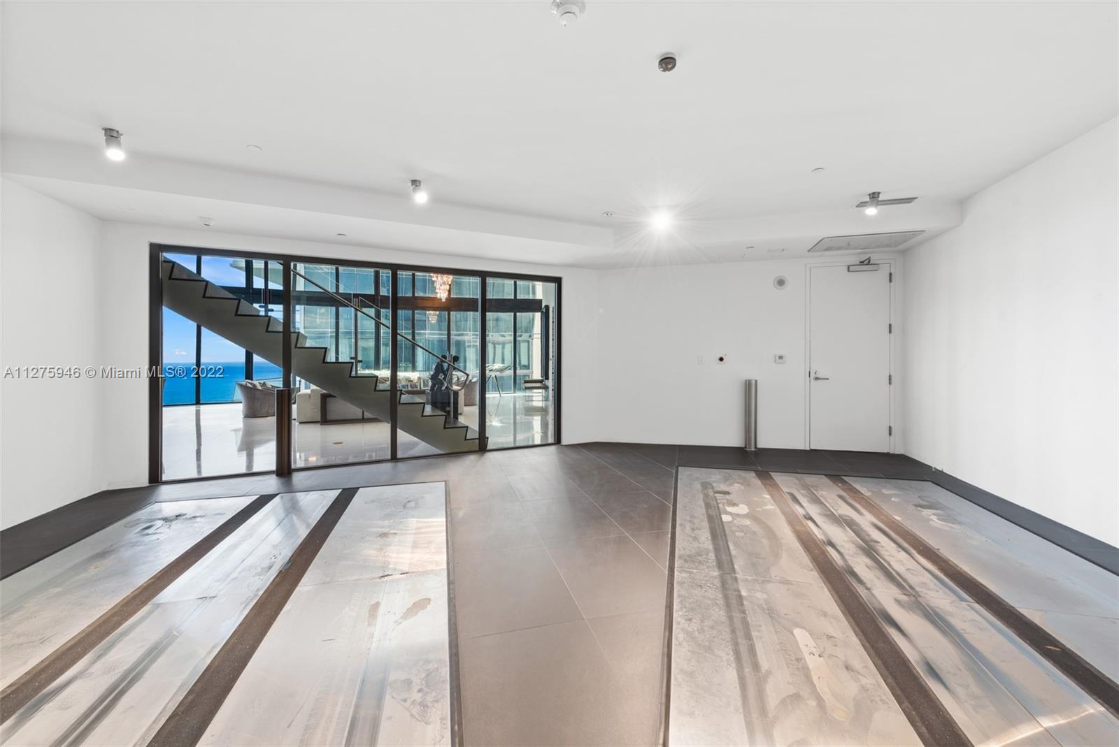 PORSCHE DESIGN TOWER - Residential