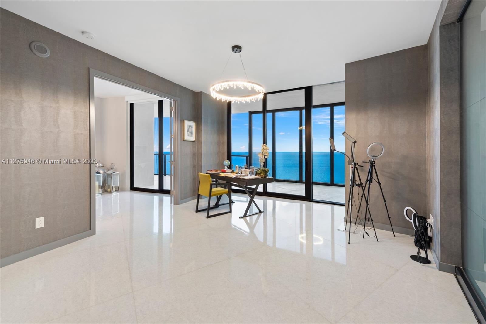 PORSCHE DESIGN TOWER - Residential