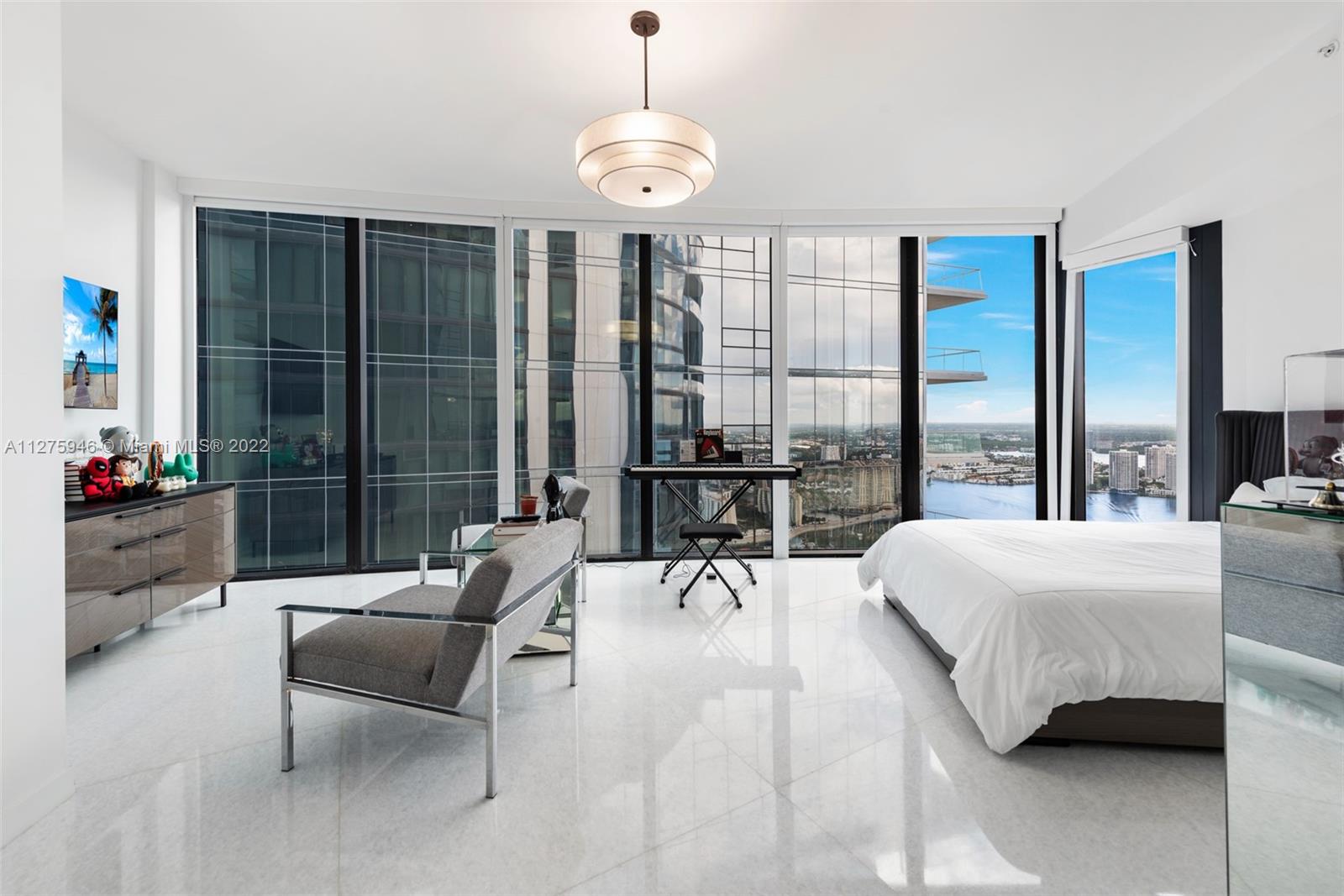 PORSCHE DESIGN TOWER - Residential