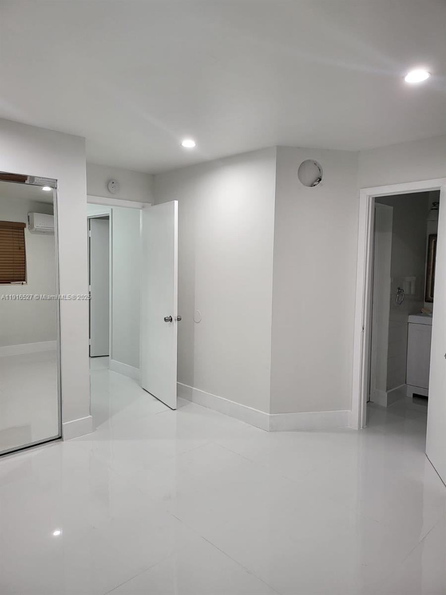 Central location close to shops and restaurants. Completely remodeled 1 bed and 1 bath. Currently rented month to month.