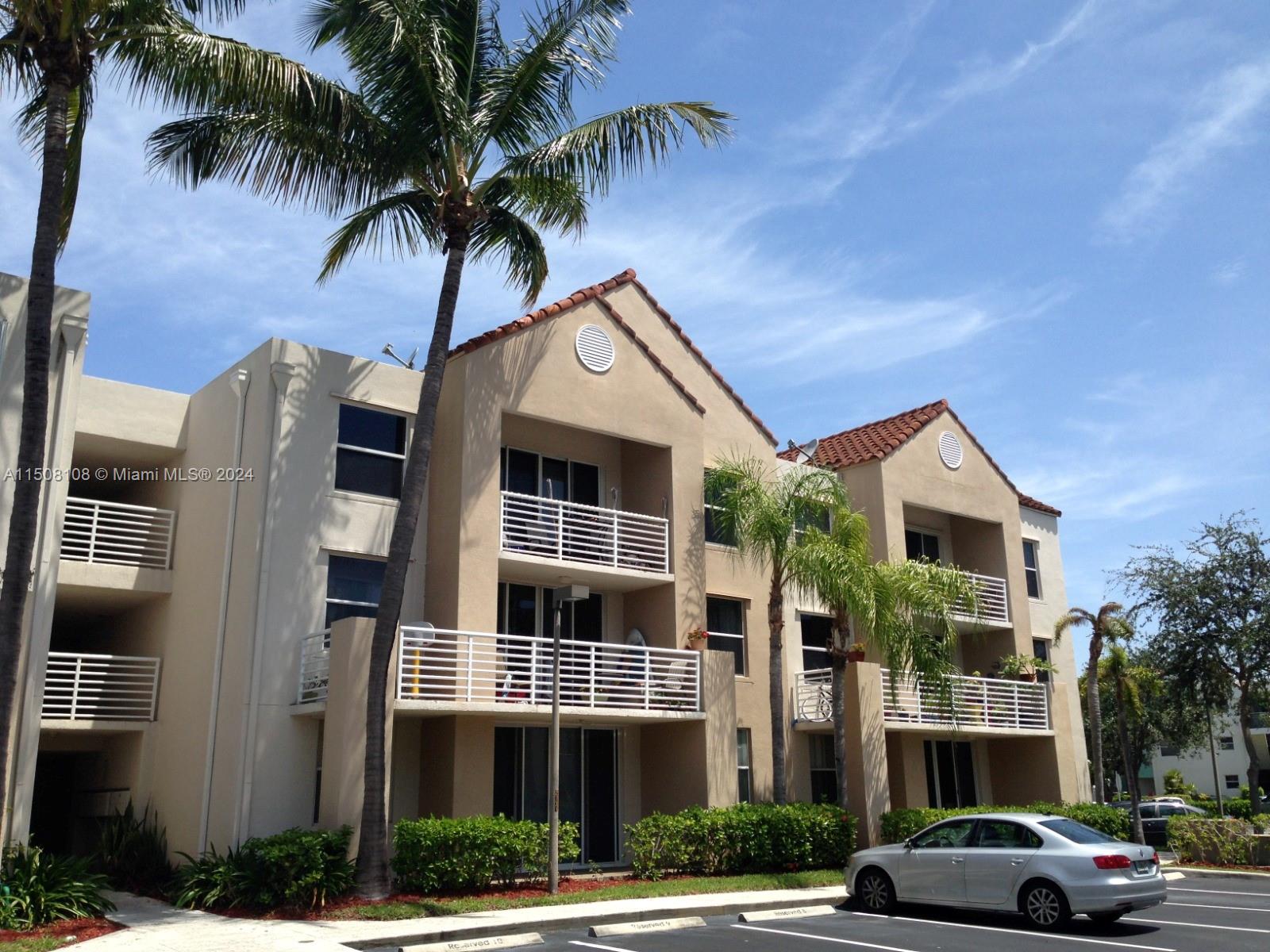READY TO MOVE IN CLEAN SPACIOUS FRESHLY PAINTED FIRST FLOOR 2 BED 2 BATH SPLIT FLOOR PLAN CONDO LARGE WALK IN CLOSET IN MASTER BEDROOM TILE FLOORS THROUGHOUT FOR EASY MAINTENANCE CONVENIENT FULL SIZE WASHER AND DRYER IN UNIT, SECURE GATE ENTRANCE. GREAT LOCATION CLOSE TO BEACH AND HOLLYWOOD BOARDWALK.