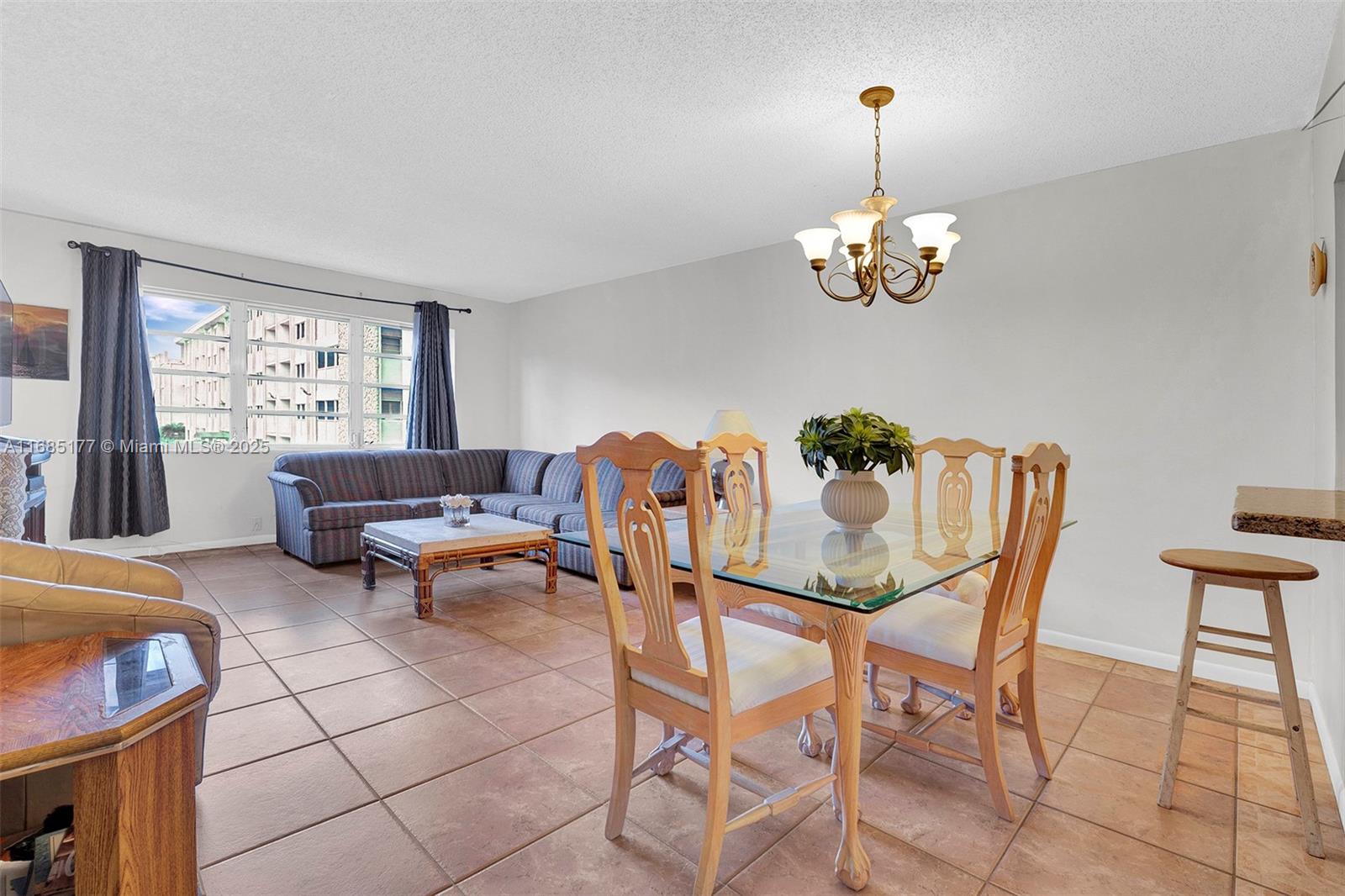 FOURTH GULFSTREAM GARDEN - Residential