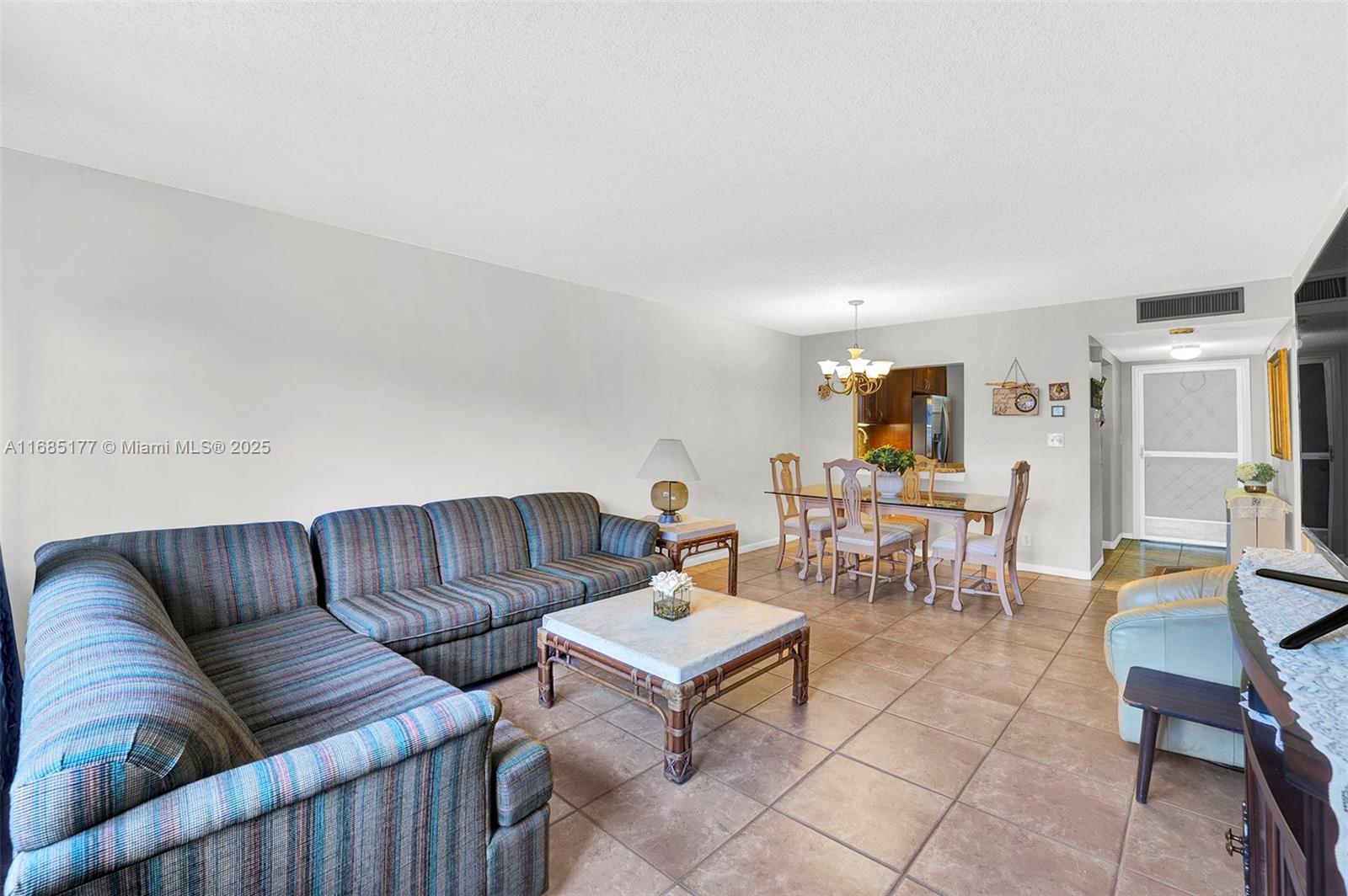 FOURTH GULFSTREAM GARDEN - Residential