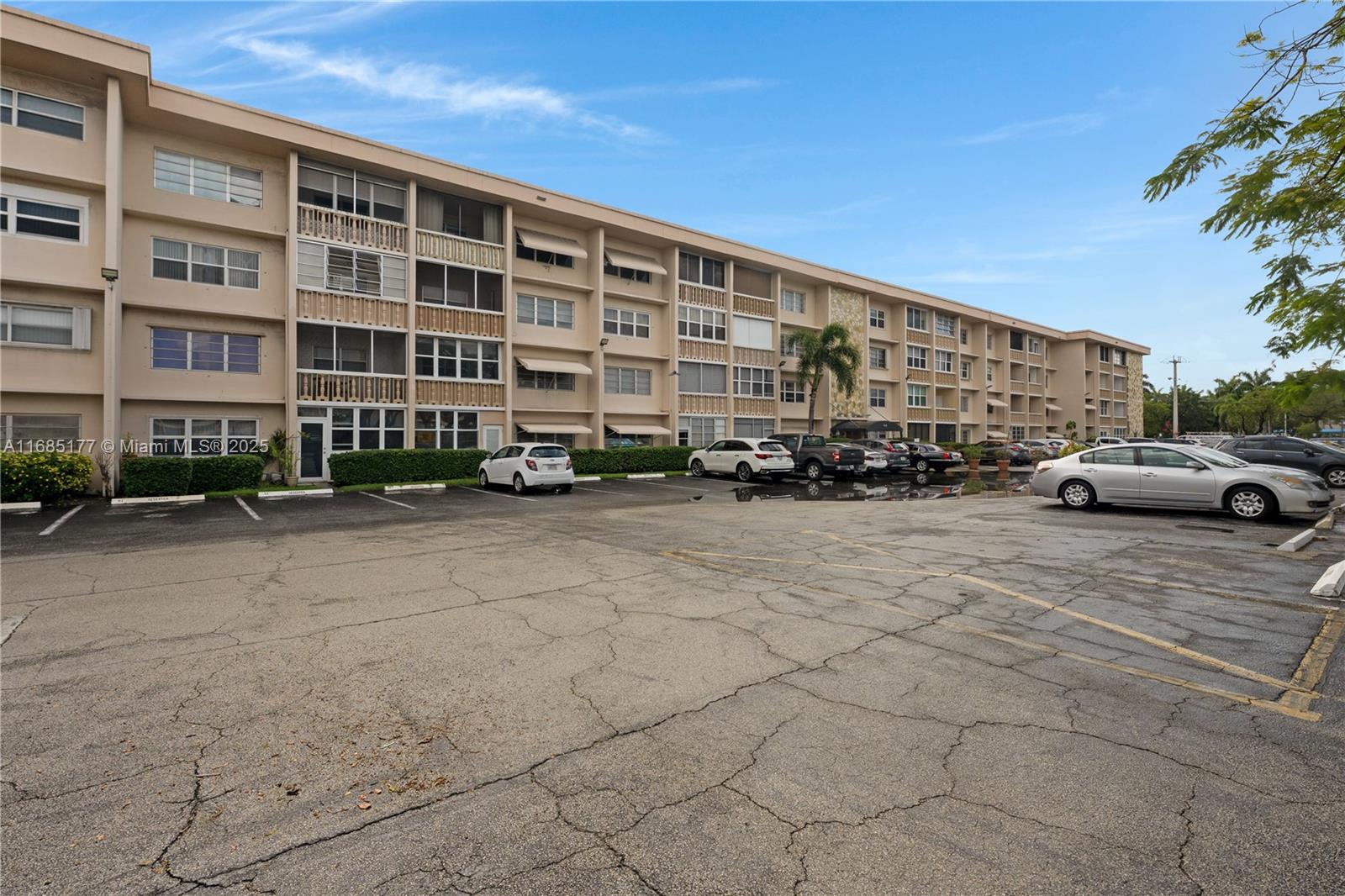 FOURTH GULFSTREAM GARDEN - Residential