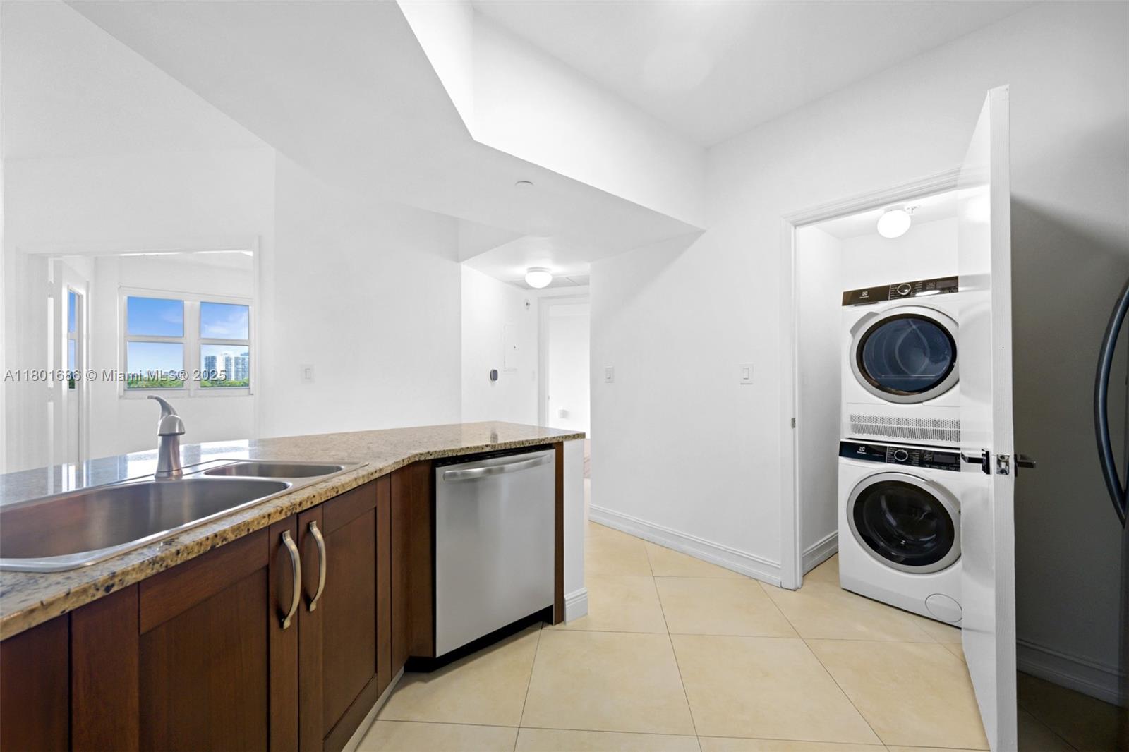 TURNBERRY VLG NO TOWER CO - Residential Lease