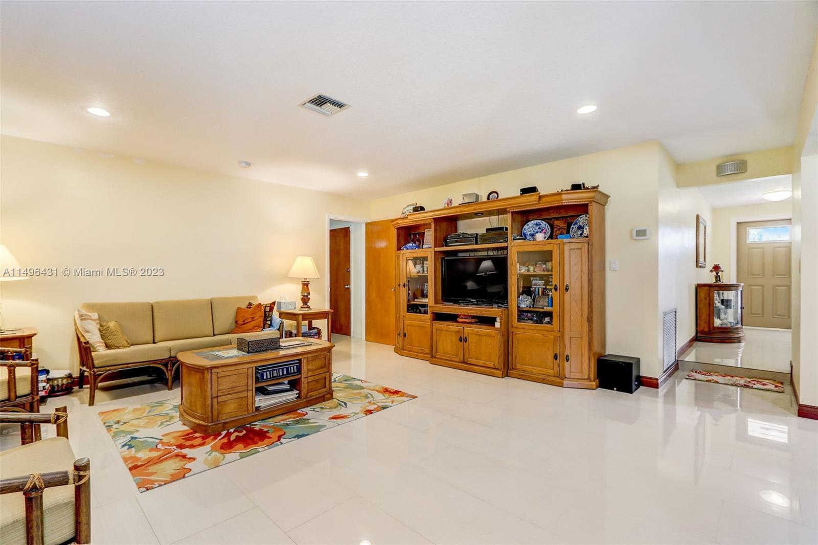 HOLLYWOOD HILLS - Residential