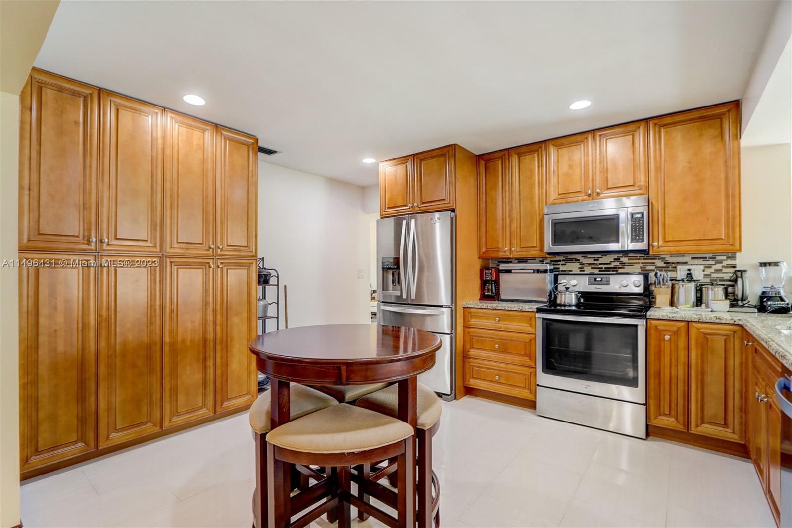 HOLLYWOOD HILLS - Residential