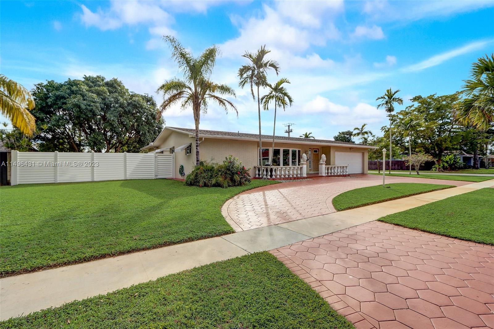 HOLLYWOOD HILLS - Residential