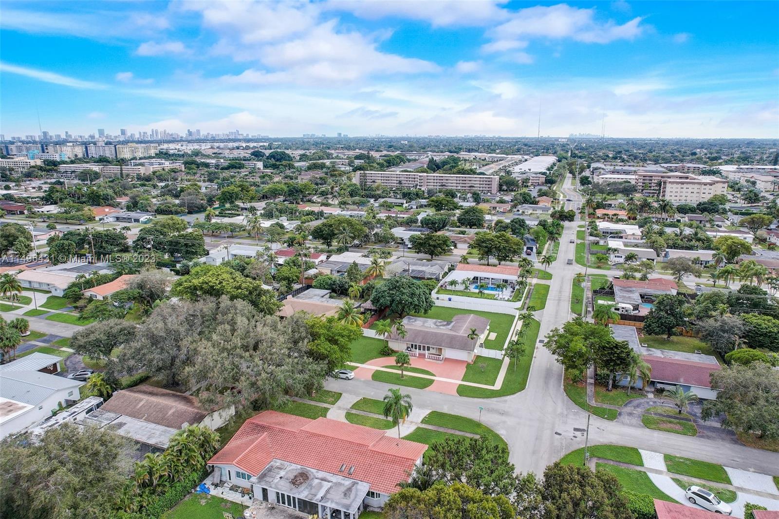 HOLLYWOOD HILLS - Residential