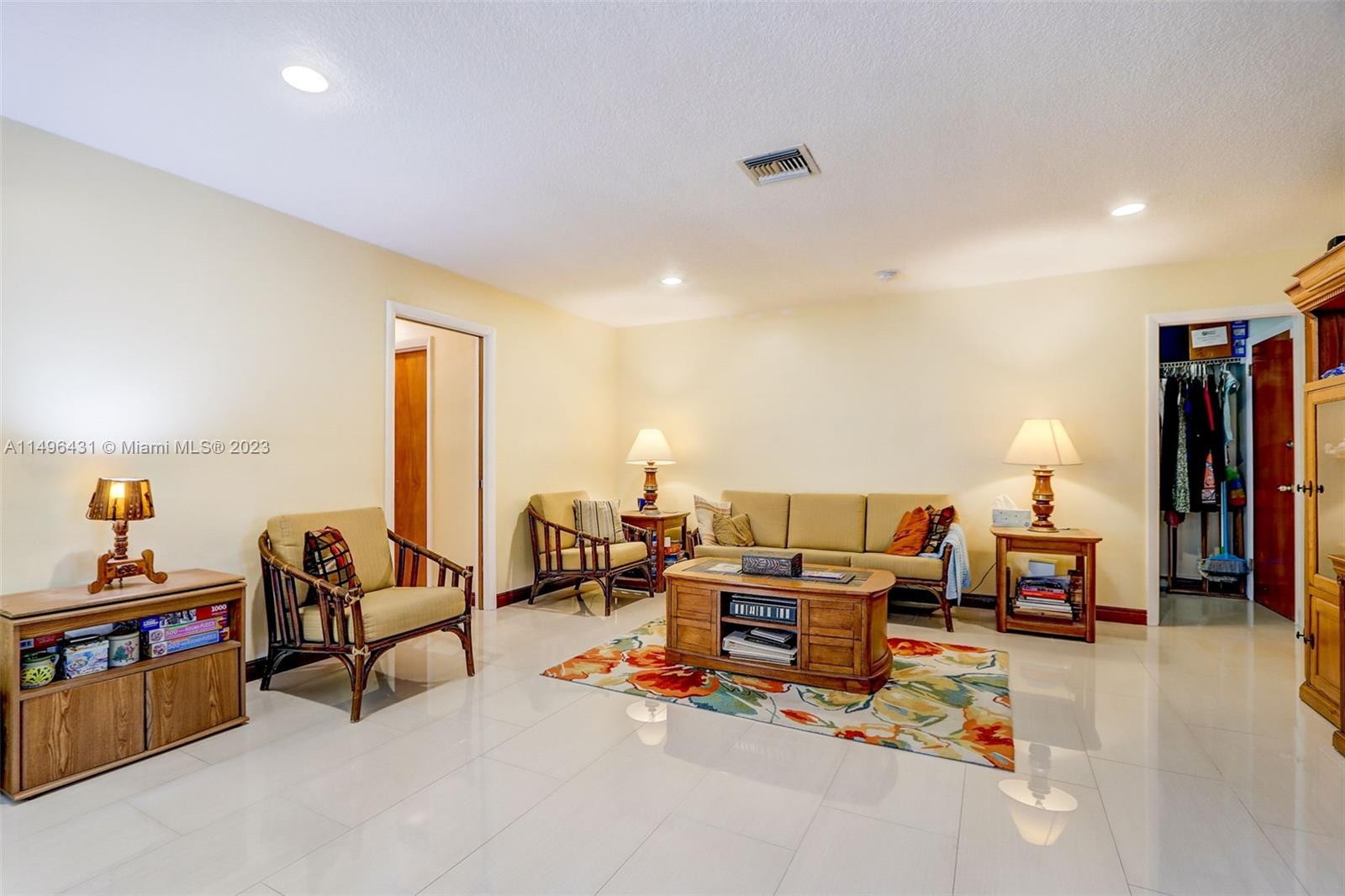 HOLLYWOOD HILLS - Residential