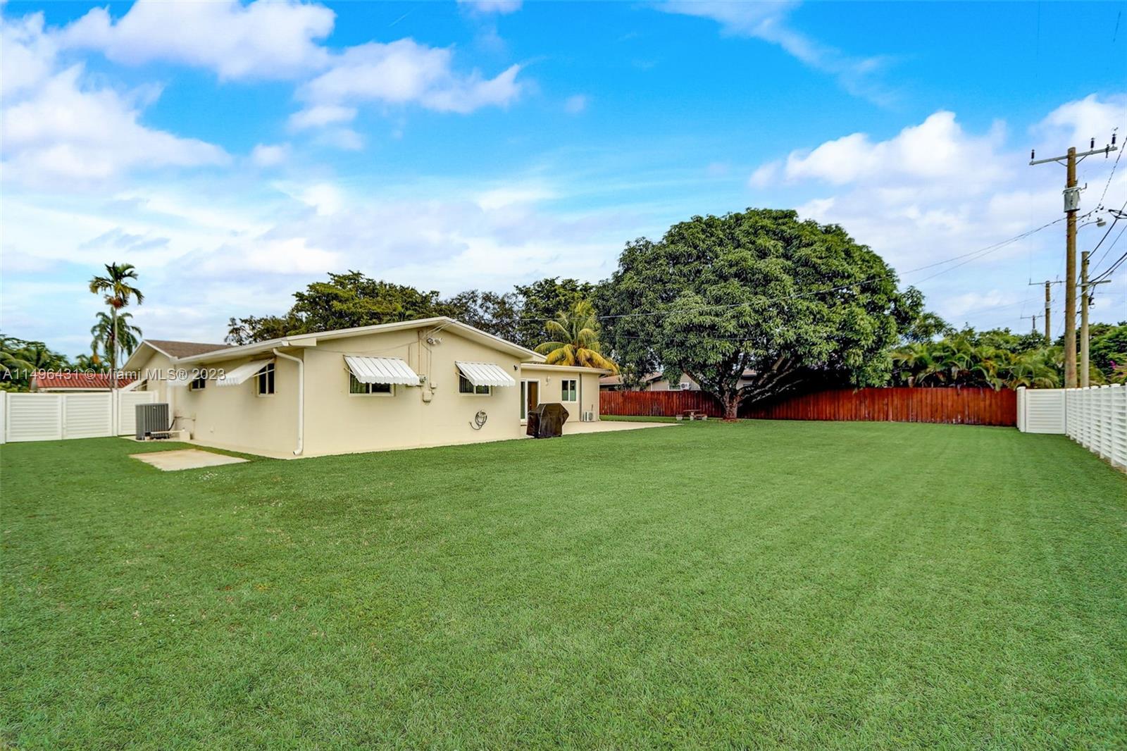 HOLLYWOOD HILLS - Residential