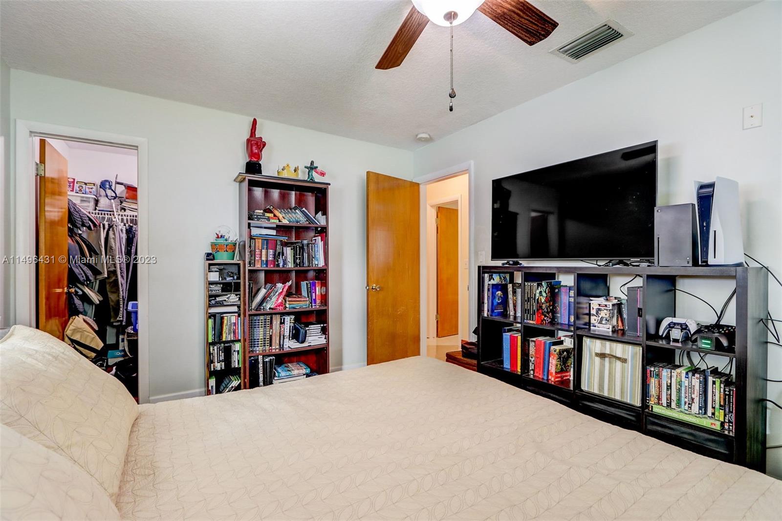 HOLLYWOOD HILLS - Residential