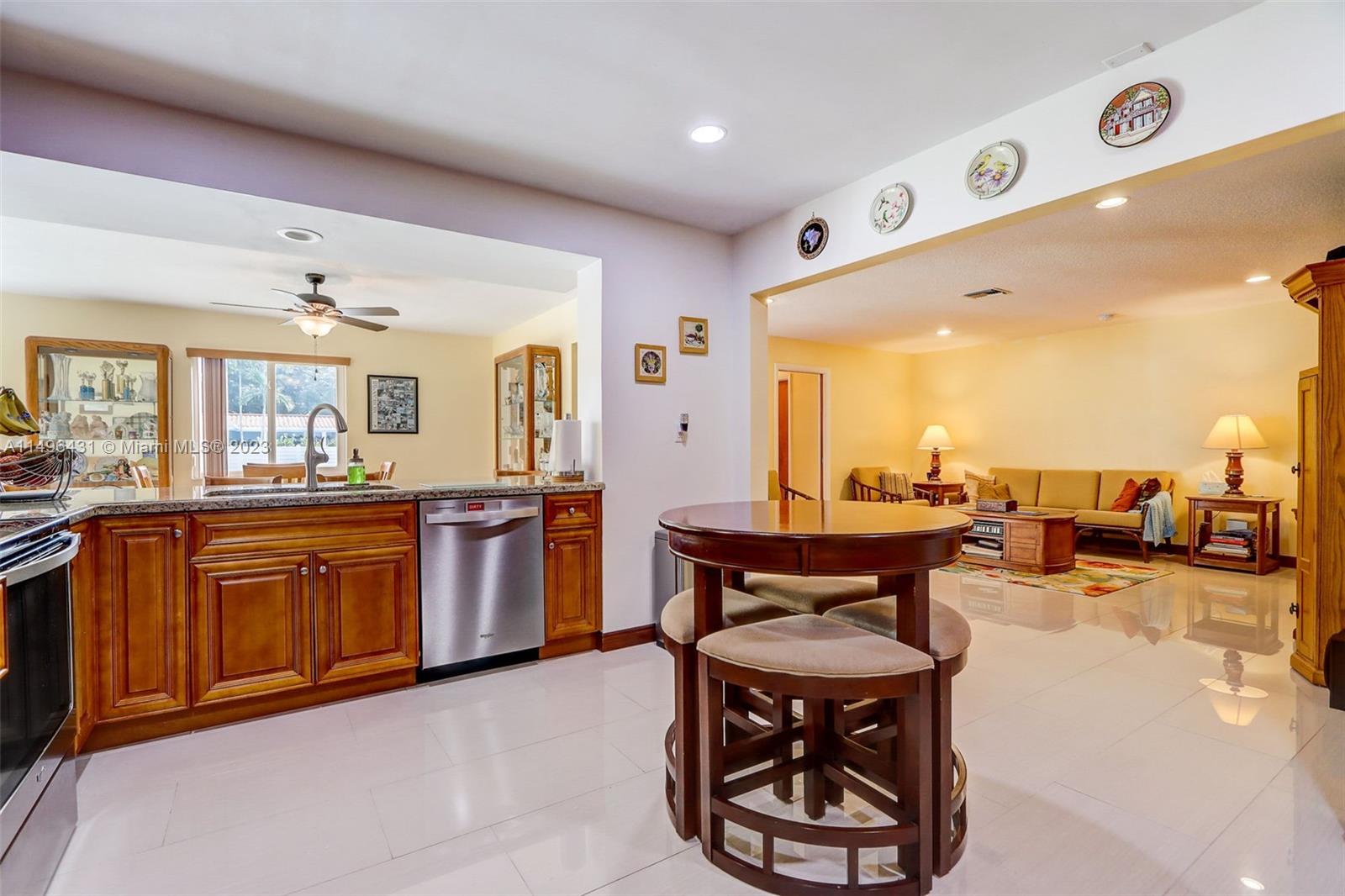HOLLYWOOD HILLS - Residential