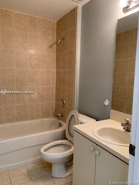 VILLAS AT HARBOR ISLES CO - Residential Lease