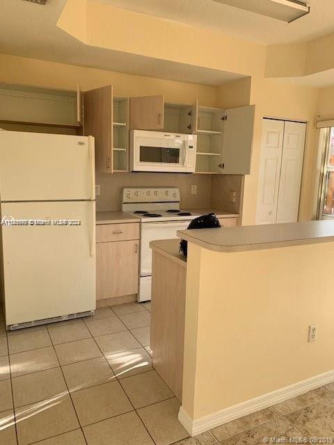 VILLAS AT HARBOR ISLES CO - Residential Lease