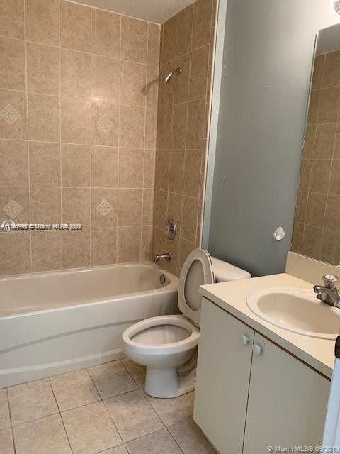 VILLAS AT HARBOR ISLES CO - Residential Lease