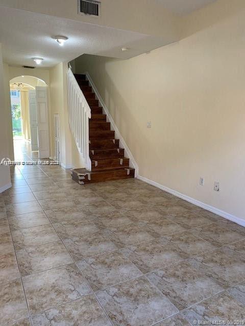 VILLAS AT HARBOR ISLES CO - Residential Lease