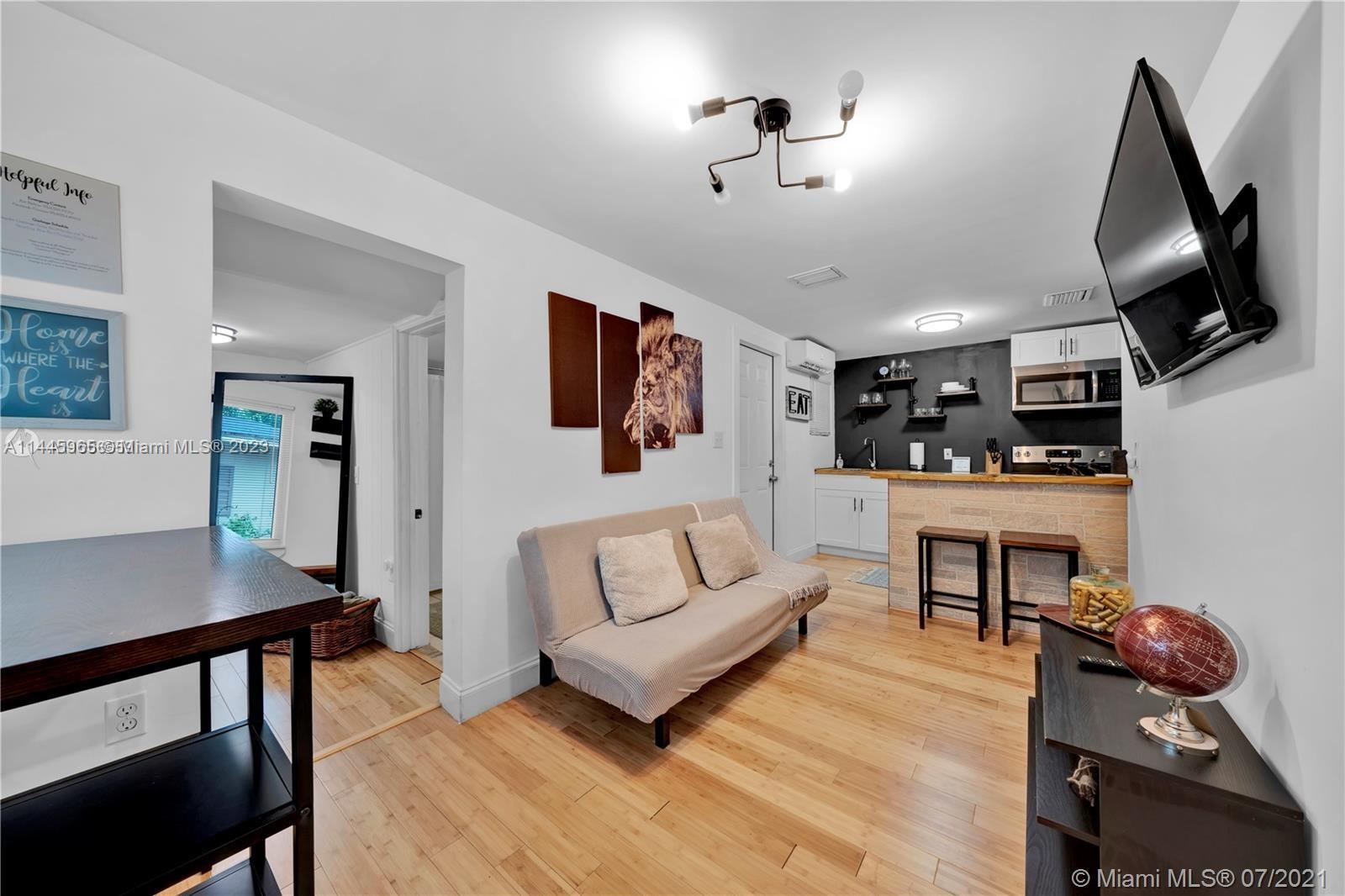 HOLLYWOOD LITTLE RANCHES - Residential Lease