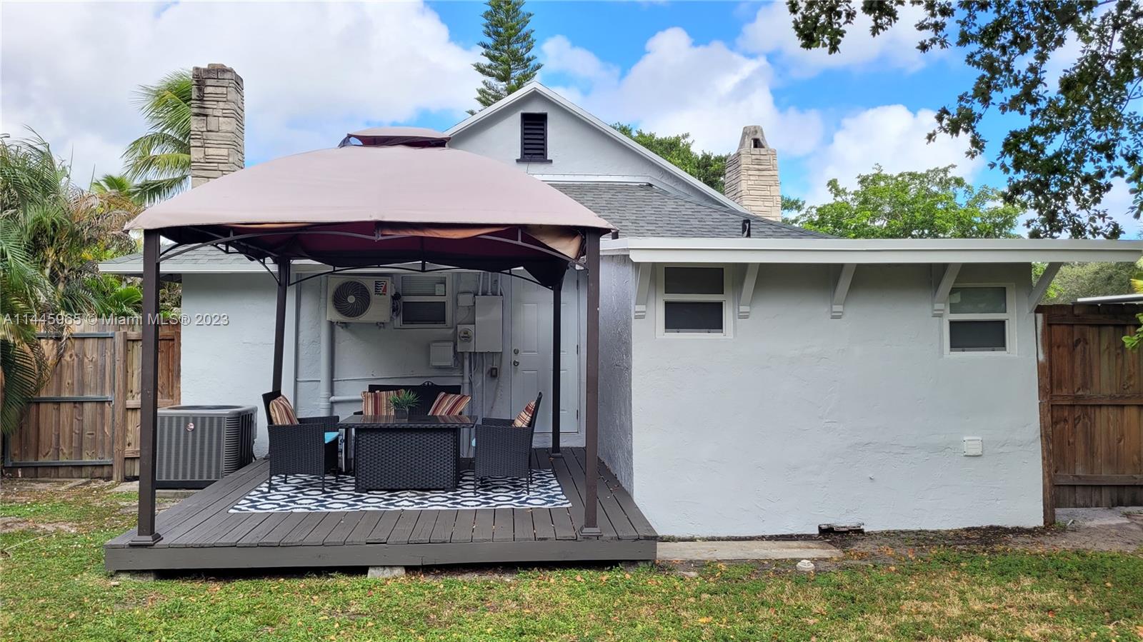HOLLYWOOD LITTLE RANCHES - Residential Lease