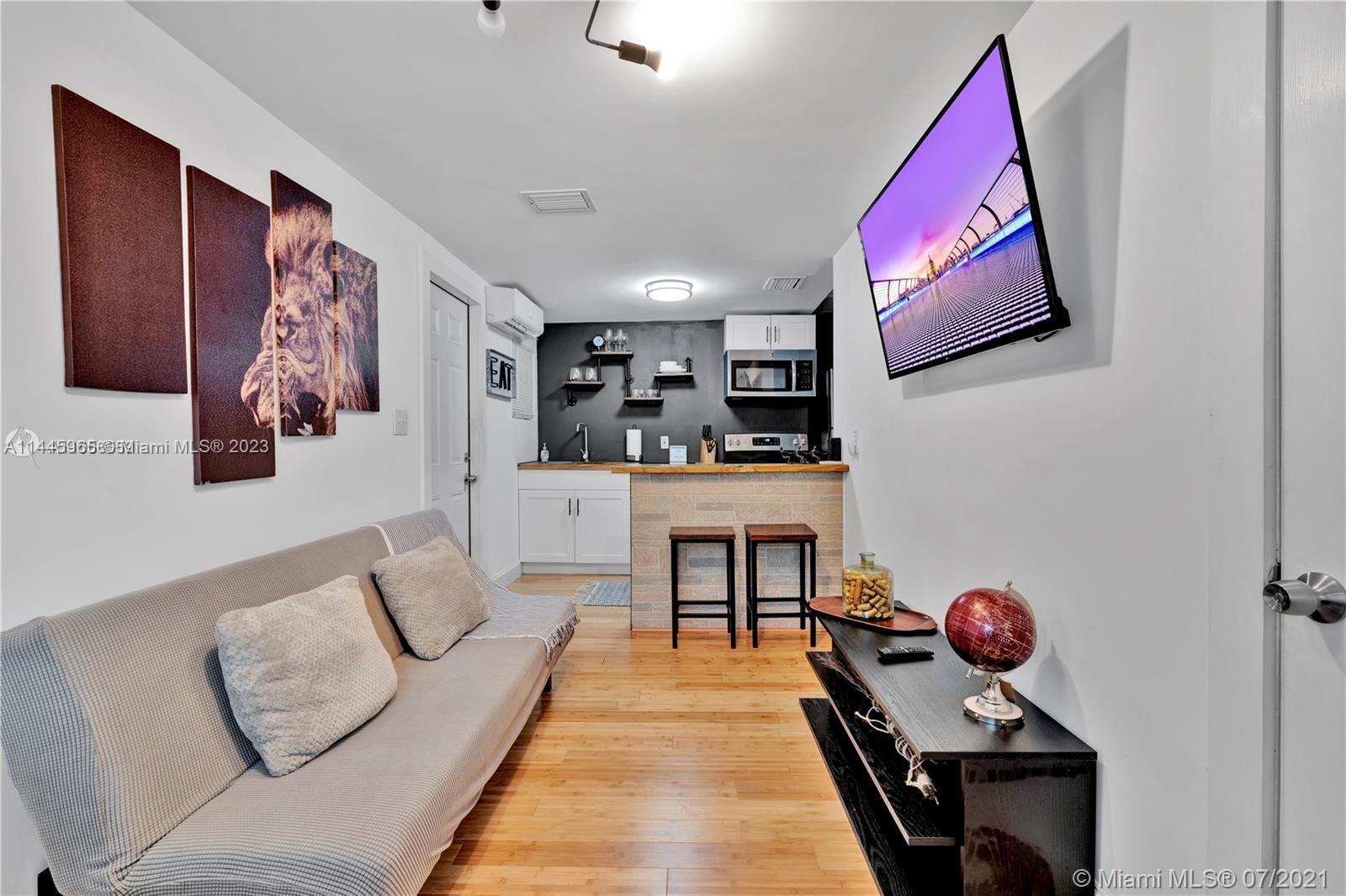 HOLLYWOOD LITTLE RANCHES - Residential Lease