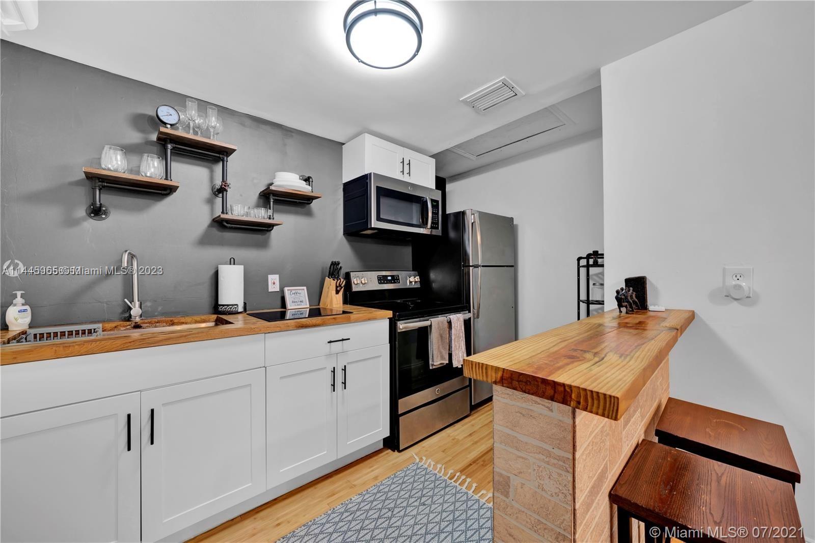 HOLLYWOOD LITTLE RANCHES - Residential Lease