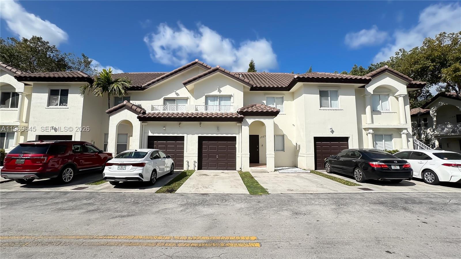 IBIS VILLAS AT DORAL COND - Residential