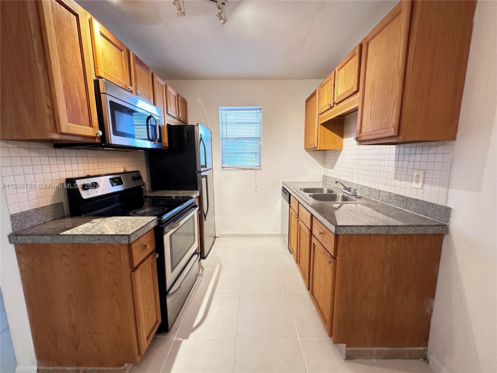 AMAZING AND COZY UNIT TO RENT IN Hallandale Beach. 1 BLOCK FROM US-1 AND Hallandale Beach BLVD. EASY TO MAIN HIGHWAYS. 10 MINUTES FROM I-95. JUST MINUTES FROM GULFSTREAM PARK. EASY ACCESS TO PUBLIC TRANSPORTATION . EXCELLENT CONDITION. COMMUNITY POOL. 1 ASSIGNED PARKING. VERY QUIET AND FAMILY AREA. EQUAL HOUSING OPPORTUNITY. (EASY TO SHOW IT )