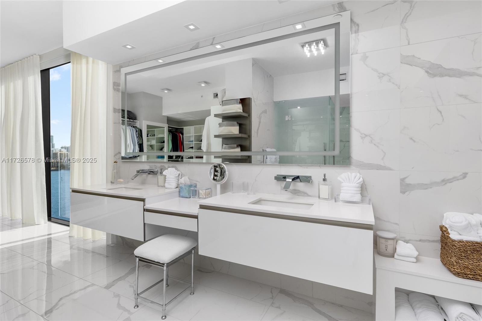 PRIVE CONDO - Residential