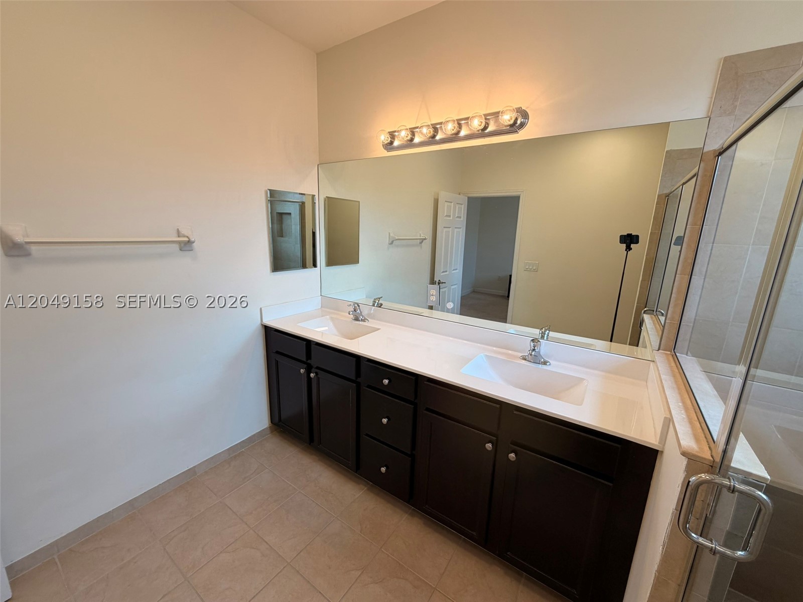 BAYWINDS OF GALAPAGOS - Residential