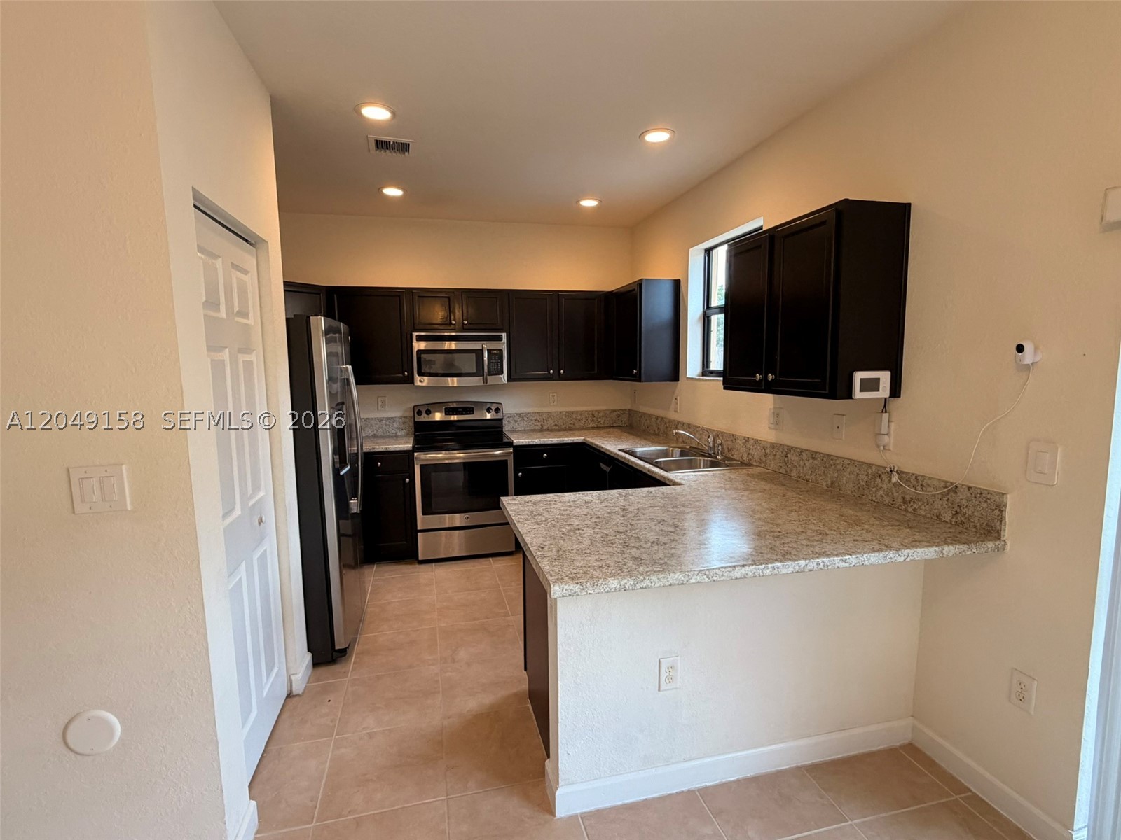 BAYWINDS OF GALAPAGOS - Residential