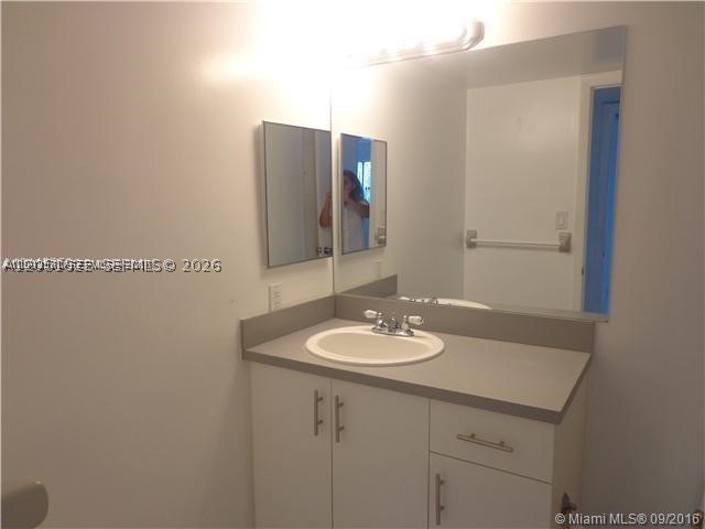 HOLLYWOOD PARC CONDOMINIU - Residential Lease