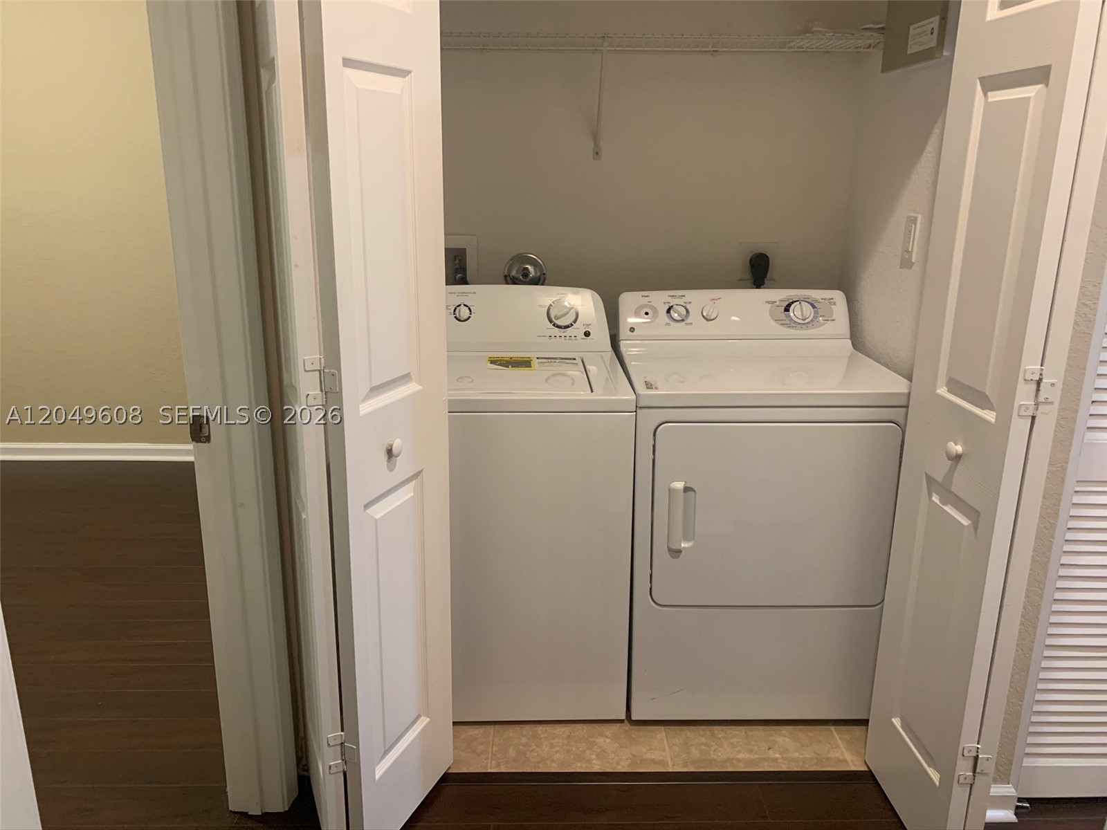 OAKLAND LAKES - Residential Lease