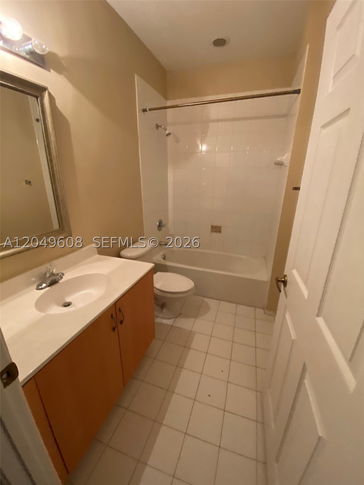 OAKLAND LAKES - Residential Lease