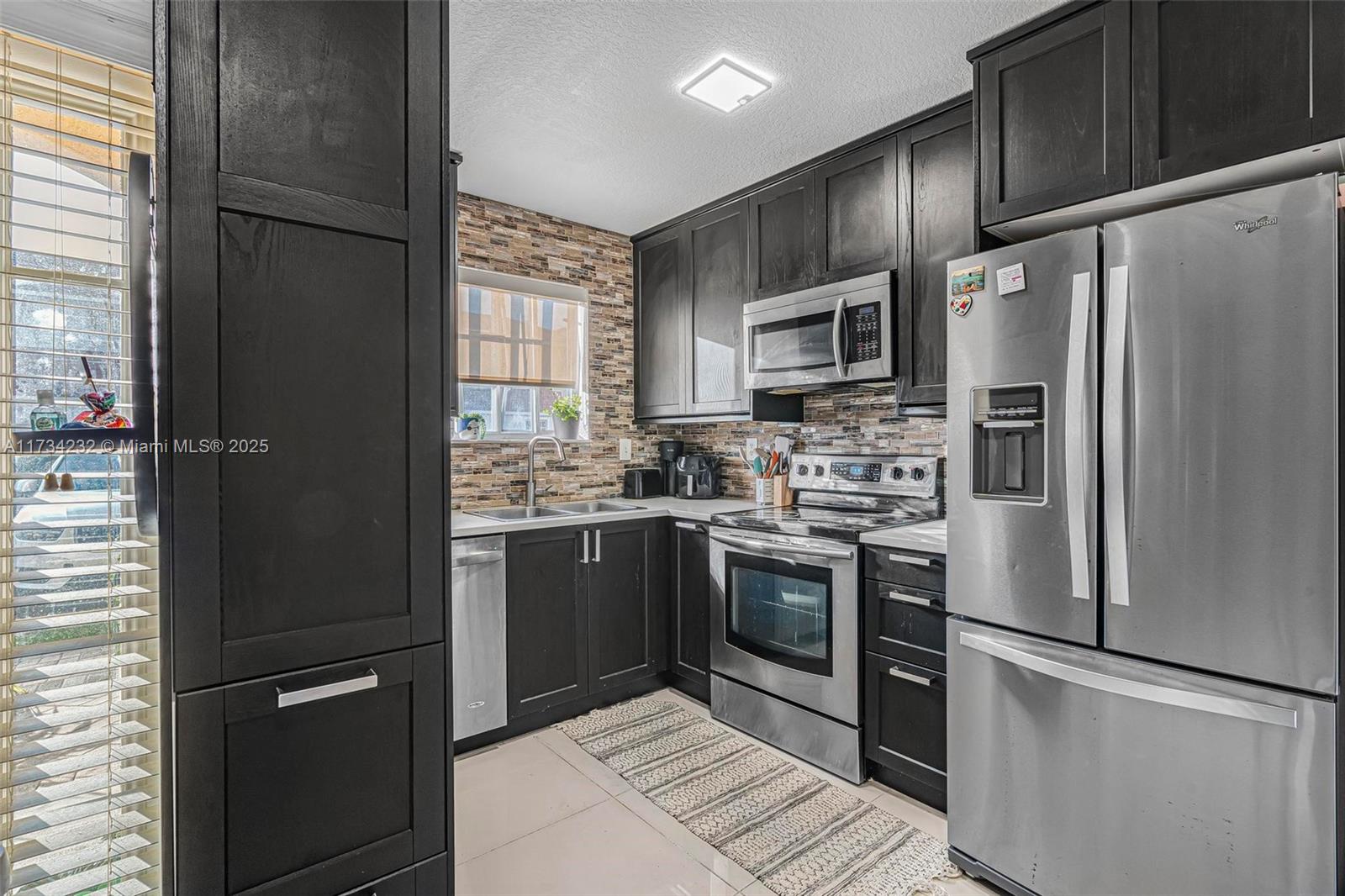AQUA VISTA TOWNHOMES COND - Residential