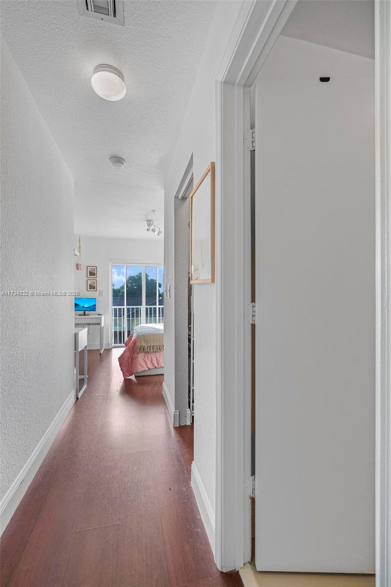 AQUA VISTA TOWNHOMES COND - Residential