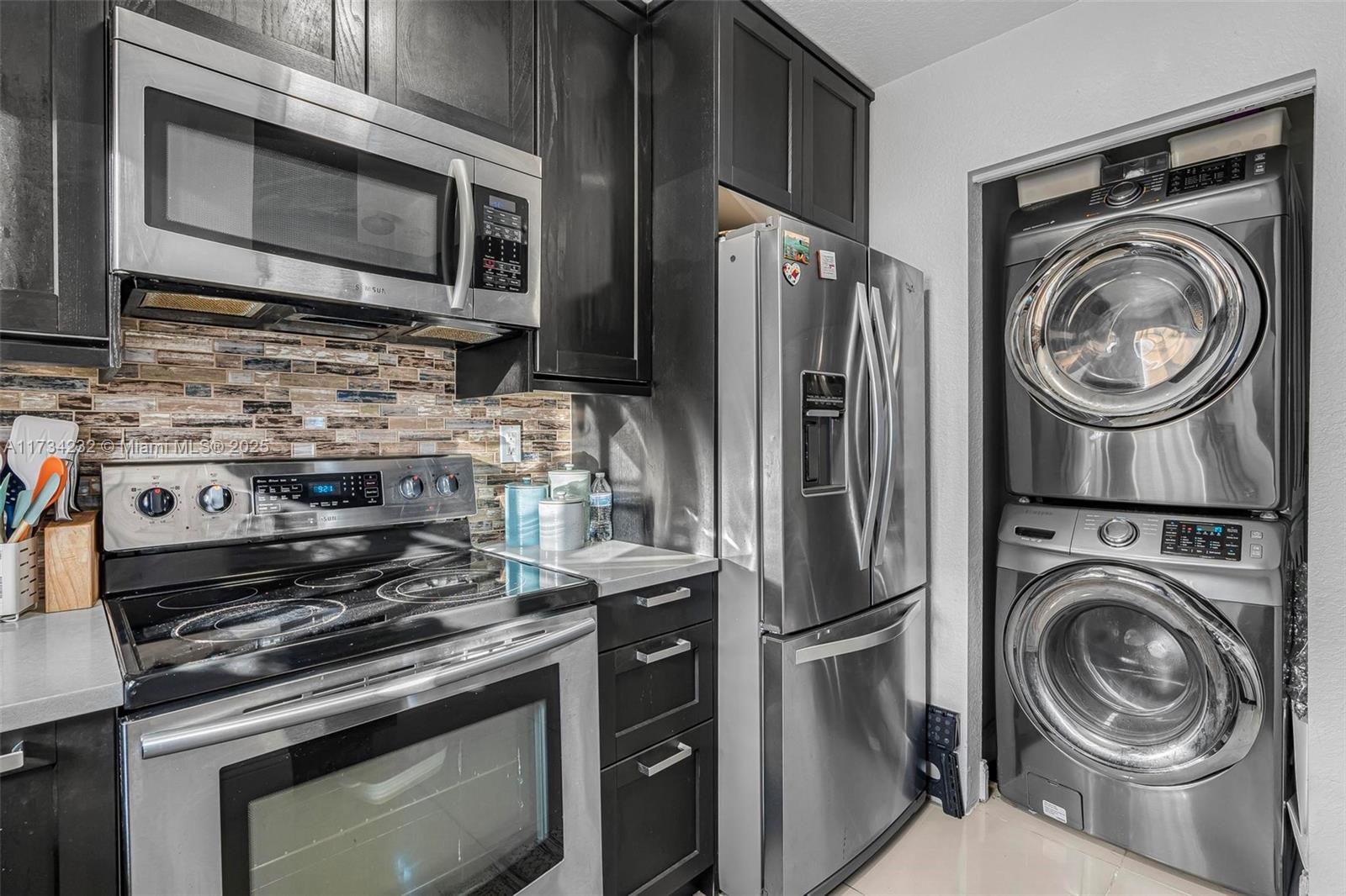 AQUA VISTA TOWNHOMES COND - Residential
