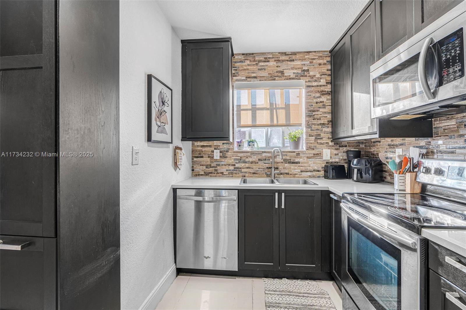 AQUA VISTA TOWNHOMES COND - Residential