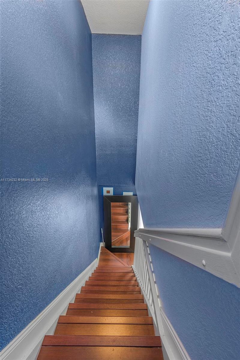 AQUA VISTA TOWNHOMES COND - Residential